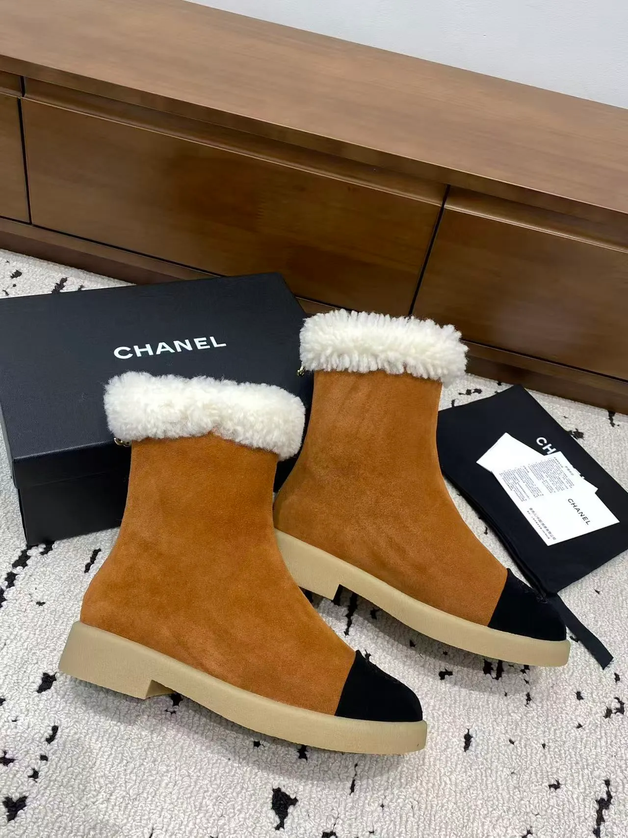 👟👟Ex-factory price 700👟👟 🍀Chanel 2025 autumn and winter furry snow boots. Chanel new autumn and winter genuine wool slippers and boots. Xiaoxiang’s 2025 autumn and winter most beautiful snow boots. Classic, beautiful and warm snow boots❤️Super warm! It's enough to have it this winter, it's really beautiful and fairy~ Materials and craftsmanship: The upper is made of custom sheepskin/wool/sheepskin, and the inner pads are all made of wool. It feels very soft and comfortable! The sole is the original TPU outsole Size: 35-39 (40.41 customized, non-refundable)